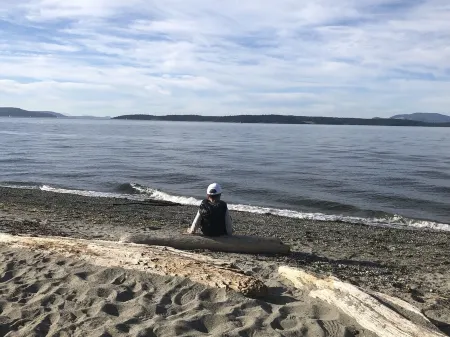 Beautiful farmhouse overlooking water with beach access on a private estate Отели рядом с достопримечательностью «Парк Отис Перкинс Дей»