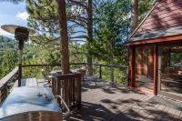 Calgary Haus - woodsy cabin vibes surrounded with nature, comfort, and style