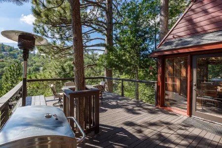 Calgary Haus - woodsy cabin vibes surrounded with nature, comfort, and style Отели в г. Лейк Арроухед