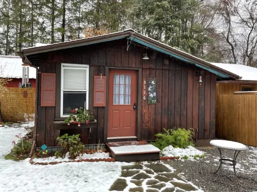 Lily Cottage - a  cozy accomodation moments from the beautiful Ashokan reservoir