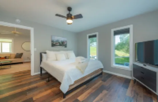 Hot Tub+Fire Pit, WiFi, Close to Avl+Burnsville! Perfect Location! Easy Access!