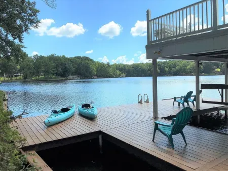 Celebrate Christmas at the Lake! Christmas Tree! Pool Table, Ping Ping & More!