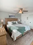 The Emerald Escape- Lux Renovation / Beachfront / King bed / 3 pools / Tiki Bar!