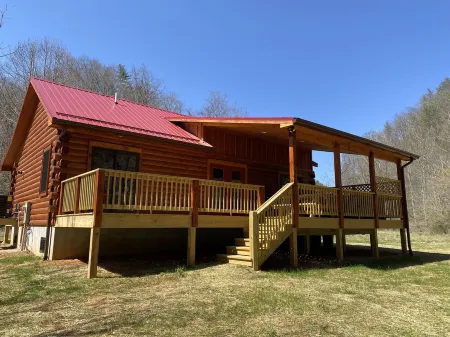 New 2/2 Log Cabin, Rushing Trout Stream, Hot Tub, Fireplace, 8 Acres, WiFi