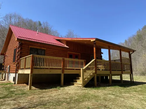 New 2/2 Log Cabin, Rushing Trout Stream, Hot Tub, Fireplace, 8 Acres, WiFi