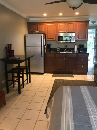 The Palm- Cozy condo in the heart of Kona Отели рядом с достопримечательностью «Маниниауоли Бич»