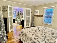 ROMANTIC TOP FLOOR, DOWNTOWN NESTING w KING BED & WATER VIEW OF MT. BALDHEAD