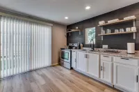 "Stylish Oasis: Modern Comfort! Hotel a Reno County