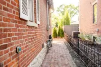 Charming German Village historic stay with hot tub 佛蘭克林植物園附近的飯店
