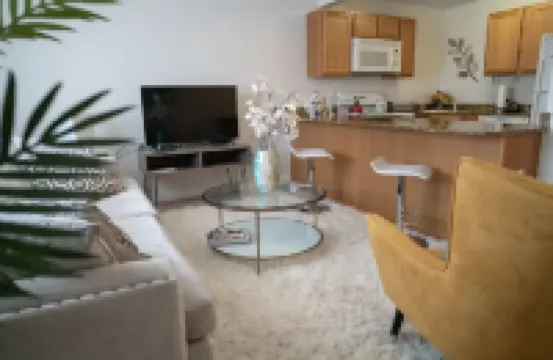 Walk to Beach! King Size Condo!