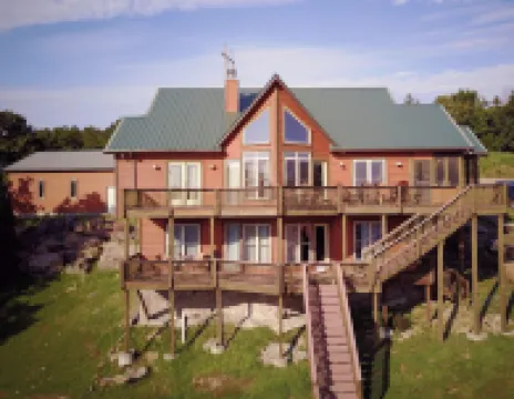 “Mountain” Lodge Views & Stars, Lakeside, Firepit, Dock, Kayaks & Paddleboards