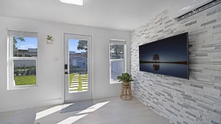 Charming House in the Heart of Miami Отели рядом с достопримечательностью «Кампонг, Нешнел Тропикал Ботаникал Гарден»