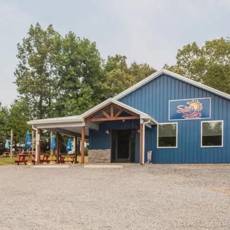 Cheerful 4 bedroom cottage on Kentucky lake