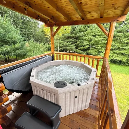 Paradise Peak Cabins “Songbird”outdoor hot tub in the heart of Amish Country