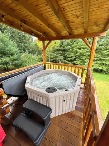 Paradise Peak Cabins “Songbird”outdoor hot tub in the heart of Amish Country