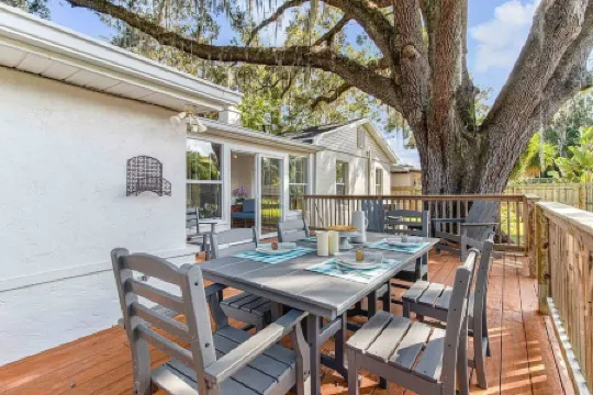 Pool, bbq & large backyard in charming downtown. Pet Friendly!