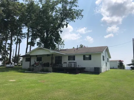 Lake front home in secluded neighborhood mins away f/ boat launch and amenities. Отели в г. Сабин Пэриш