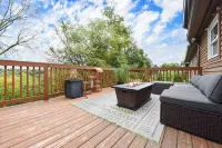 Charming, Modern & Cozy Home Hotels near Raccoon Township Municipal Park