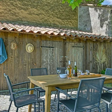 La Maison des Vendangeurs , Gîte with swimming pool and bicycles