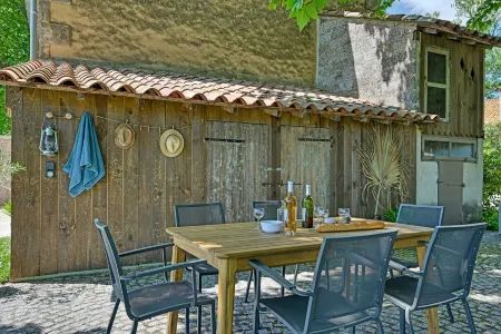 La Maison des Vendangeurs , Gîte with swimming pool and bicycles Отели в г. Бокер