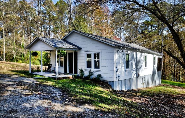 Charming Country Cottage Retreat -  Walking distance to Downtown