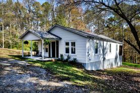 Charming Country Cottage Retreat -  Walking distance to Downtown