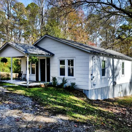 Charming Country Cottage Retreat -  Walking distance to Downtown