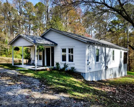 Charming Country Cottage Retreat -  Walking distance to Downtown Hotels in Paulding County