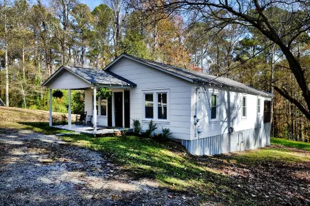 Charming Country Cottage Retreat -  Walking distance to Downtown