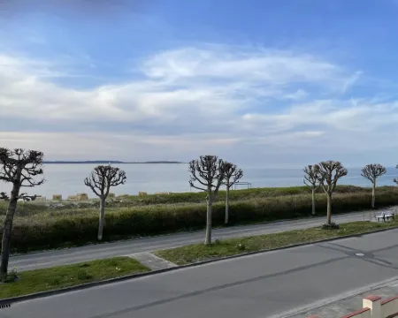 Ferienwohnung mit Direktem Meerblick und Wintergarten ラーボエのホテル