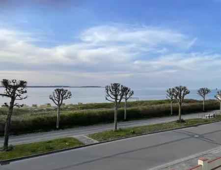 Ferienwohnung mit Direktem Meerblick und Wintergarten Отели в г. Лабё