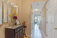 One Bedroom Hideaway w/ free parking steps to Downtown