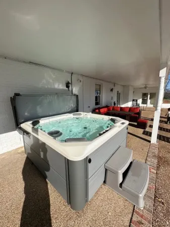 Lake estate on Old Hickory with pool and hot tub, convenient to Nashville