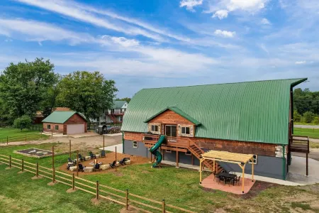 Barnhouse! Mini Golf, Slide, Theater, Arcade/Games, Pool/Hot Tub/Sauna, Home Gym