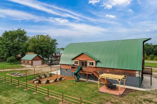 Barnhouse! Mini Golf, Slide, Theater, Arcade/Games, Pool/Hot Tub/Sauna, Home Gym