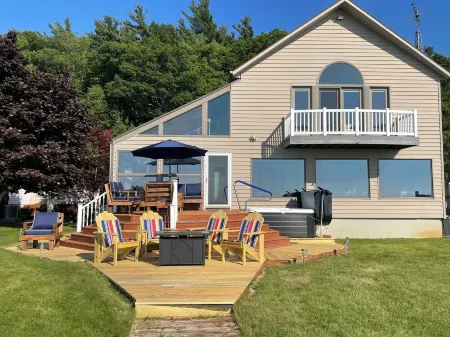 New! Luxurious 5-bedroom home on Lake Michigan w/hot tub and lake access—Mears