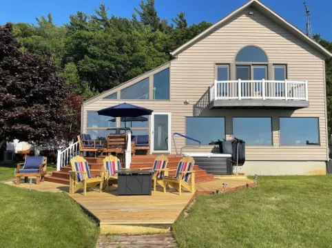 New! Luxurious 5-bedroom home on Lake Michigan w/hot tub and lake access—Mears