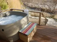 RIVER FRONT HOME NEAR KERRVILLE, HOT TUB, TUBES, FLOATS INCLUDED