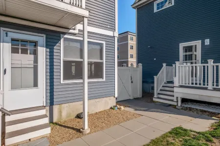 Steps from Hampton Beach and all entertainment! 2bdrm, parking spot, pets ok! Отели рядом с достопримечательностью «Casino Ballroom»