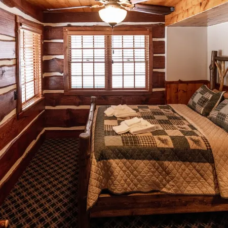 Cozy, Rustic Luxury Cabin on Round Lake, with all of the modern conveniences!