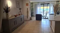 Self-contained 75 m2 apartment on the ground floor of a villa, air-conditioned, seafront