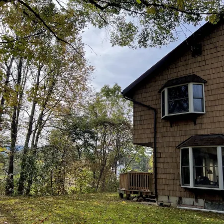 Spacious home in the Heart of 46 High Peaks on The AuSable River - 8-12 Guests