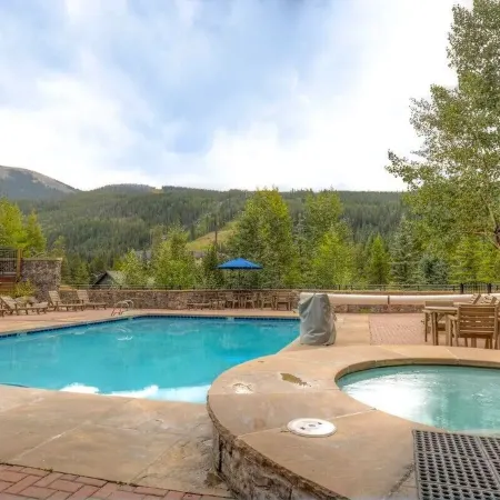 Best deck view of River Run ski slope 1 min walk to gondola/village 2 bed 2 bath