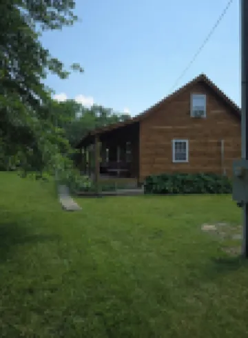 Quaint cabin with AC in Weaubleau