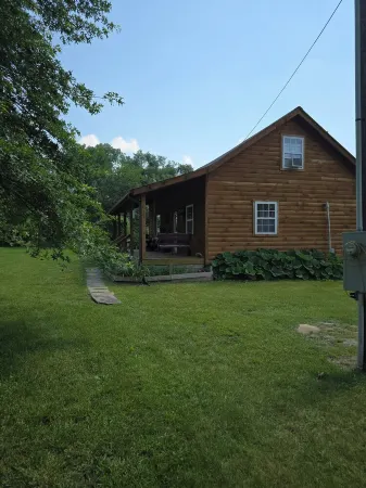 Quaint cabin with AC in Weaubleau