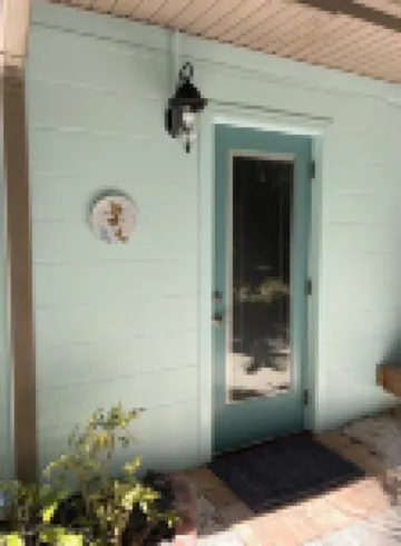 Private retreat walking distance to beautiful beaches and restaurants.