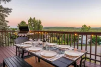 Modern Cabin-Stunning Mtn Views-Hot Tub-Ping Pong&Arcade-FirePit-Pet Friendly!