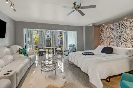 Couples Hideaway, walk to Vanderbilt Beach