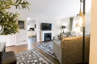 King Suite by Mkat Interior Designs