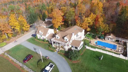 12 BR/13.5 BA  Inn w/ Views of White Mountains & Heated Pool